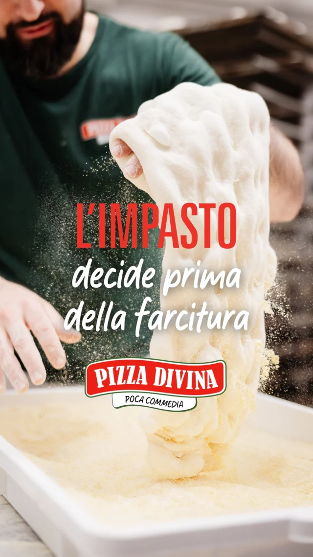 L’impasto decide ancora prima della farcitura. 🍕

Nella pizza alla romana è tutto lì:
struttura, morso, equilibrio.
Alta idratazione.
Lievitazioni lunghe.
Tempo che lavora insieme alla farina. ⏳
È questo che rende il trancio fragrante fuori e morbido dentro. Leggero. Friabile. Vivo.
Anche la teglia fa la sua parte.
Perché nella romana ogni dettaglio cambia il risultato finale. 🔥

Luca questo lo sa bene.
Da anni osserva impasti, fermentazioni e consistenze per trasformare tecnica ed esperienza in qualcosa di semplice da capire al primo morso.
Poi arrivano gli ingredienti, ricercati e soprattutto del territorio. 🌿

Perché la pizza non è solo un prodotto.
È arte quotidiana.
E ogni giorno cambia forma, gusto e colore sul nostro banco.

Ti aspettiamo a Gemona 😉
📍 Via Taboga, 143
📞 +39 389 901 7880

#pizzadivina #pizzeria #pizza #gemonadelfriuli #pane